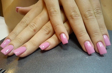 Ugradnja noktiju pomoću tipsi ili geliranje prirodnih noktiju i Nail Art