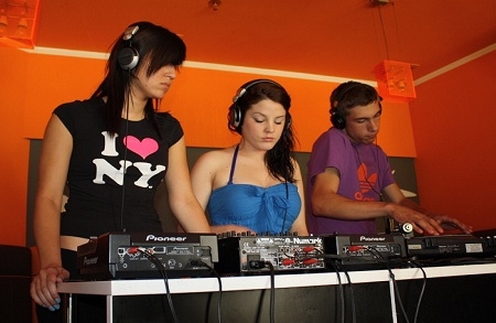 Postani novi DJ uz sve potrebne vje&scaron;tine koje će&scaron; naučiti na tečaju DJ AKADEMIJE...