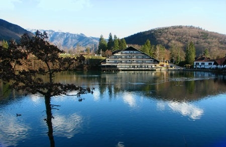 Proljetni odmor uz samo jezero i smje&scaron;taj u Hotelu BOR i Gradu Hrib