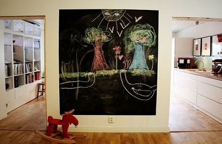 Razveselite svoje najmlađe zidnom naljepnicom za pisanje kredom dimenzija 45 x 200cm