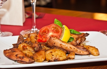 Menu za 2 osobe u restoranu CHIARA: 2 x lignje ispod peke sa krumpirom i 2 x salata