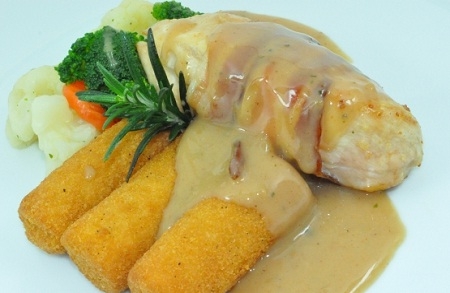 Menu za dvoje u restoranu CHIARA: 2 pileća filea sa umakom od &scaron;ampinjona i kroketim...