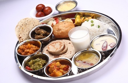 Thali mesni menu za 2 osobe pripreman u Tandoor peći u Indijskom restoranu MAHARADJA