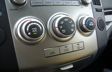 Punjenje auto klime za osobna vozila i laka terenska osobna vozila u Auto Centru BUJAN